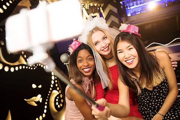 포토 JPG 서양인 모자 여자 흑인 조명 실내 미소 사람 동양인 상반신 20대 성인 앞모습 세명 30대 친구 파티 셀프카메라 즐거움 클럽 국내포토 외국인 잡화 감정 뷰포인트 관계 표정 인종 이벤트 청년 내부 장년 사진촬영 파일형식