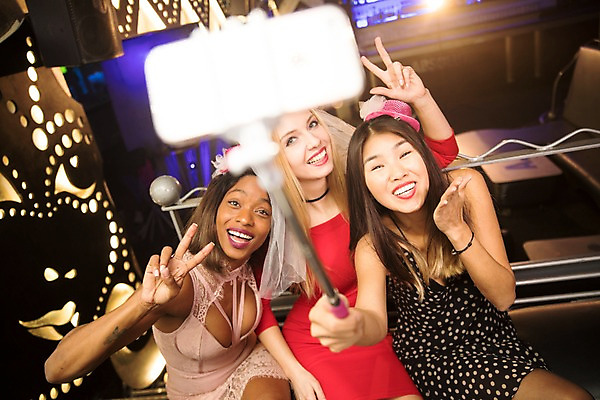 포토 JPG 서양인 응시 여자 흑인 조명 실내 미소 웃음 사람 동양인 상반신 20대 성인 앞모습 세명 30대 친구 파티 셀프카메라 즐거움 클럽 브이 국내포토 외국인 시선 감정 뷰포인트 관계 표정 인종 손짓 이벤트 청년 내부 장년 사진촬영 파일형식