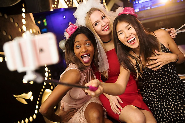 포토 JPG 서양인 응시 여자 흑인 조명 실내 웃음 사람 동양인 상반신 20대 성인 앞모습 세명 30대 친구 파티 셀프카메라 즐거움 클럽 국내포토 외국인 시선 감정 뷰포인트 관계 표정 인종 이벤트 청년 내부 장년 사진촬영 파일형식