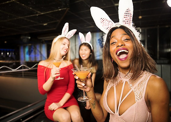 포토 JPG 서양인 여자 흑인 실내 사람 동양인 상반신 20대 성인 앞모습 세명 30대 친구 분장 파티 칵테일 야간 즐거움 클럽 토끼머리띠 국내포토 자연요소 외국인 감정 뷰포인트 관계 주류 인종 이벤트 청년 내부 장년 머리띠 파일형식