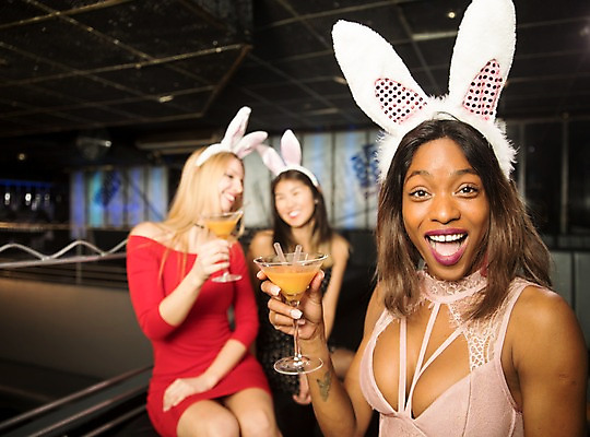 포토 JPG 서양인 여자 흑인 실내 웃음 사람 동양인 상반신 20대 성인 앞모습 세명 30대 친구 분장 파티 칵테일 야간 즐거움 클럽 토끼머리띠 국내포토 자연요소 외국인 감정 뷰포인트 관계 주류 표정 인종 이벤트 청년 내부 장년 머리띠 파일형식