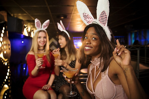 포토 JPG 서양인 응시 여자 흑인 조명 실내 미소 들기 사람 동양인 상반신 20대 성인 앞모습 옆모습 세명 30대 친구 파티 마시기 칵테일 즐거움 클럽 토끼머리띠 성인여자만 성인만 국내포토 외국인 시선 감정 뷰포인트 관계 모션 주류 표정 인종 이벤트 청년 내부 장년 머리띠 여자만 파일형식