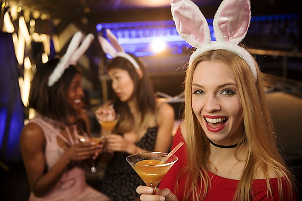 포토 JPG 서양인 응시 여자 흑인 조명 실내 미소 들기 사람 동양인 상반신 20대 성인 앞모습 세명 30대 친구 분장 파티 마주보기 마시기 칵테일 즐거움 클럽 토끼머리띠 성인여자만 국내포토 외국인 시선 감정 뷰포인트 관계 모션 주류 표정 인종 이벤트 청년 내부 장년 머리띠 여자만 성인만 파일형식