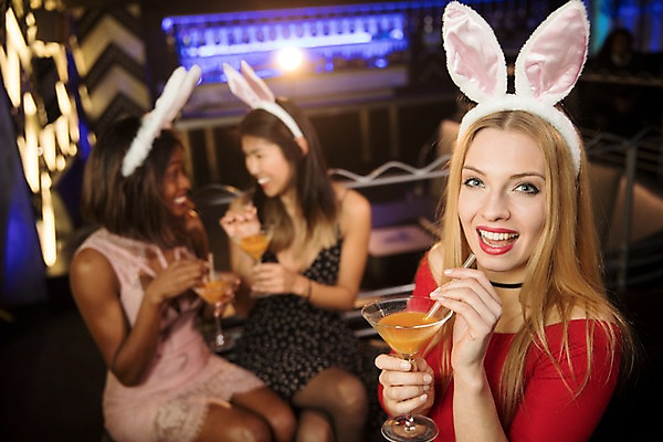 포토 JPG 서양인 응시 여자 흑인 조명 실내 미소 웃음 사람 동양인 상반신 20대 성인 앞모습 세명 30대 친구 분장 파티 마주보기 마시기 칵테일 즐거움 클럽 토끼머리띠 성인여자만 국내포토 외국인 시선 감정 뷰포인트 관계 모션 주류 표정 인종 이벤트 청년 내부 장년 머리띠 여자만 성인만 파일형식