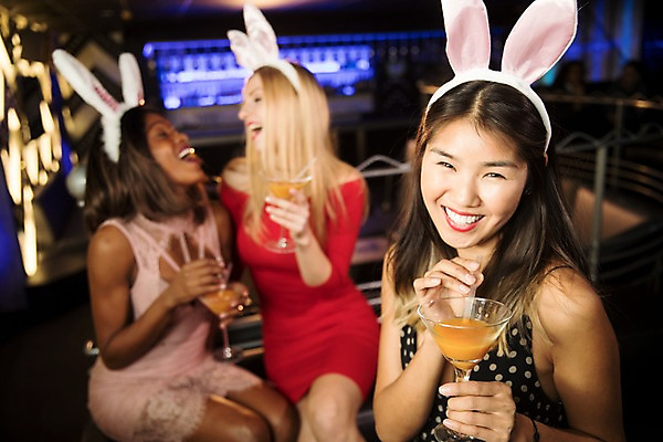 포토 JPG 서양인 응시 여자 흑인 조명 실내 미소 웃음 들기 사람 앉기 동양인 상반신 20대 성인 앞모습 세명 30대 친구 소파 파티 마주보기 마시기 칵테일 즐거움 클럽 토끼머리띠 성인여자만 성인만 국내포토 외국인 시선 감정 뷰포인트 의자 관계 모션 주류 표정 인종 이벤트 청년 내부 장년 머리띠 여자만 파일형식