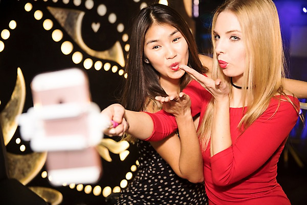 포토 JPG 서양인 응시 여자 조명 실내 미소 사람 동양인 손짓 상반신 20대 성인 두명 옆모습 친구 파티 셀프카메라 불기 즐거움 클럽 셀카봉 성인여자만 국내포토 외국인 시선 감정 뷰포인트 관계 모션 표정 인종 이벤트 청년 내부 사진촬영 여자만 성인만 파일형식