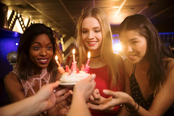 포토 JPG 서양인 응시 여자 흑인 촛불 조명 실내 미소 들기 사람 동양인 여러명 상반신 20대 성인 앞모습 신체부위 30대 친구 파티 케이크 양손 축하 생일 즐거움 클럽 주기 생일축하 성인여자만 국내포토 외국인 손 시선 기념일 감정 뷰포인트 다수 컨셉 초 관계 모션 디저트 표정 인종 이벤트 청년 내부 장년 여자만 성인만 파일형식