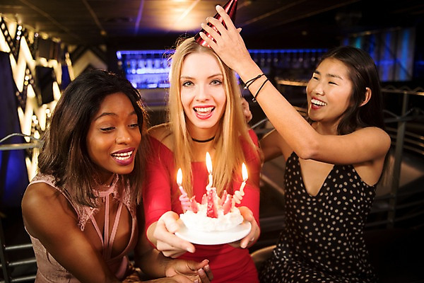 포토 JPG 서양인 응시 여자 흑인 촛불 실내 미소 들기 사람 앉기 동양인 상반신 20대 성인 앞모습 옆모습 세명 30대 친구 소파 파티 케이크 고깔모자 축하 생일 즐거움 클럽 생일축하 성인여자만 국내포토 외국인 모자_잡화 시선 기념일 감정 뷰포인트 컨셉 의자 초 관계 모션 디저트 표정 인종 이벤트 청년 내부 장년 여자만 성인만 파일형식