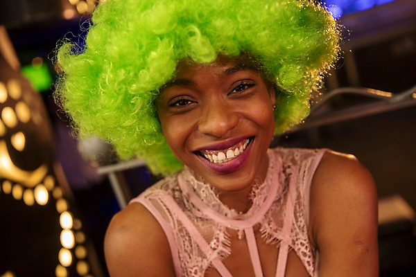 포토 JPG 응시 여자 흑인 실내 한명 미소 사람 상반신 20대 성인 앞모습 30대 분장 파티 즐거움 가발 클럽 성인여자한명만 국내포토 서양인 1 시선 감정 뷰포인트 표정 이벤트 청년 내부 장년 여자한명만 성인여자만 파일형식