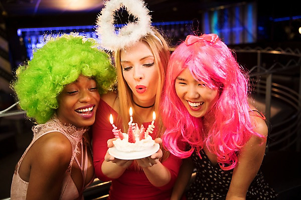 포토 JPG 서양인 여자 흑인 촛불 조명 실내 미소 웃음 들기 사람 동양인 상반신 20대 성인 앞모습 세명 30대 친구 분장 파티 케이크 축하 머리띠 생일 불기 즐거움 가발 클럽 생일축하 국내포토 외국인 기념일 감정 뷰포인트 컨셉 장신구 초 관계 모션 디저트 표정 인종 이벤트 청년 내부 장년 파일형식