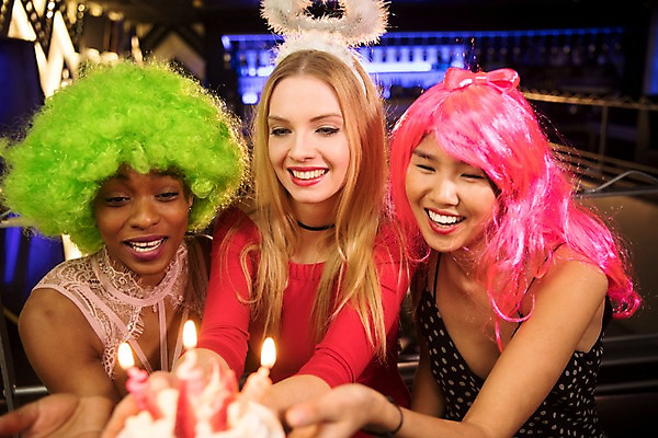 포토 JPG 서양인 응시 여자 흑인 촛불 조명 실내 미소 들기 사람 앉기 동양인 상반신 20대 성인 앞모습 세명 30대 친구 소파 분장 파티 케이크 축하 머리띠 생일 즐거움 가발 클럽 생일축하 성인여자만 국내포토 외국인 시선 기념일 감정 뷰포인트 컨셉 의자 장신구 초 관계 모션 디저트 표정 인종 이벤트 청년 내부 장년 여자만 성인만 파일형식