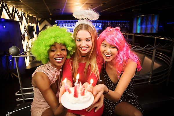 포토 JPG 서양인 여자 흑인 촛불 조명 실내 미소 들기 사람 앉기 동양인 상반신 20대 성인 앞모습 세명 30대 친구 소파 분장 파티 케이크 축하 머리띠 생일 즐거움 가발 클럽 생일축하 성인여자만 국내포토 외국인 기념일 감정 뷰포인트 컨셉 의자 장신구 초 관계 모션 디저트 표정 인종 이벤트 청년 내부 장년 여자만 성인만 파일형식