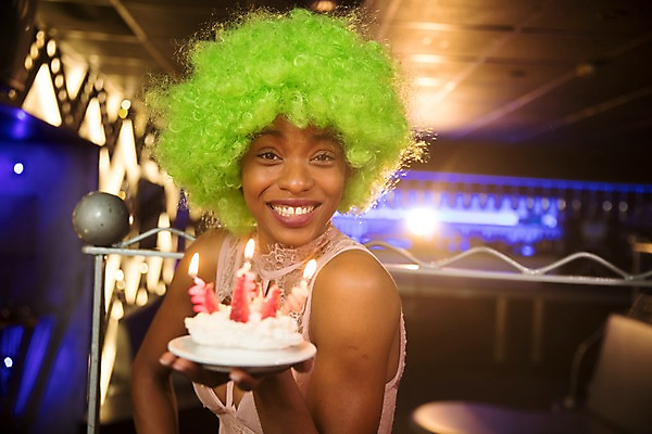 포토 JPG 응시 여자 흑인 촛불 조명 실내 한명 미소 들기 사람 상반신 성인 옆모습 30대 소파 파티 케이크 축하 생일 즐거움 가발 클럽 생일축하 성인여자한명만 국내포토 서양인 1 시선 기념일 감정 뷰포인트 컨셉 의자 초 모션 디저트 표정 이벤트 내부 장년 여자한명만 성인여자만 파일형식