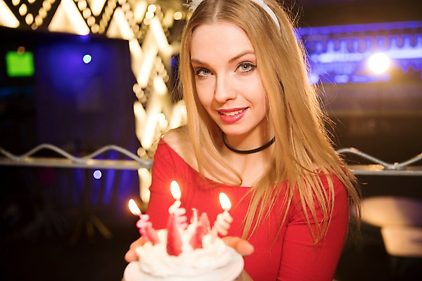 포토 JPG 서양인 응시 여자 촛불 조명 실내 한명 미소 들기 사람 상반신 20대 성인 앞모습 파티 케이크 축하 생일 클럽 생일축하 성인여자한명만 국내포토 외국인 1 시선 기념일 뷰포인트 컨셉 초 모션 디저트 표정 이벤트 청년 내부 여자한명만 성인여자만 파일형식