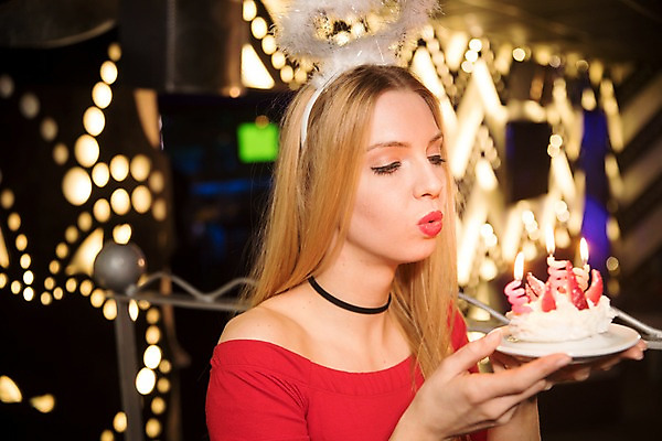 포토 JPG 서양인 여자 촛불 조명 실내 한명 들기 사람 상반신 20대 성인 옆모습 파티 케이크 축하 머리띠 생일 불기 클럽 생일축하 성인여자한명만 국내포토 외국인 1 기념일 뷰포인트 컨셉 장신구 초 모션 디저트 이벤트 청년 내부 여자한명만 성인여자만 파일형식