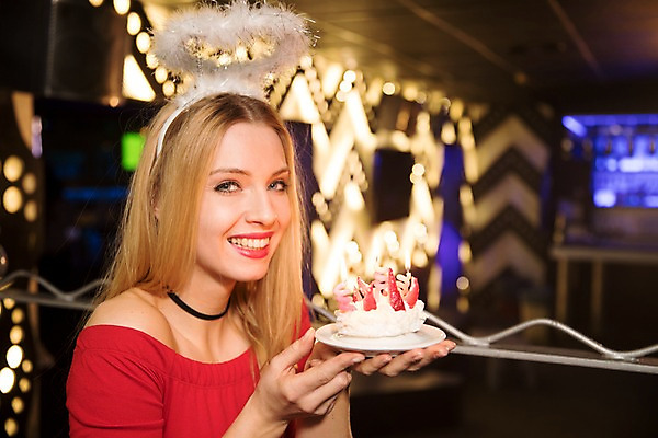 포토 JPG 서양인 응시 여자 촛불 조명 실내 한명 미소 들기 사람 상반신 20대 성인 옆모습 파티 케이크 축하 머리띠 생일 즐거움 클럽 생일축하 성인여자한명만 국내포토 외국인 1 시선 기념일 감정 뷰포인트 컨셉 장신구 초 모션 디저트 표정 이벤트 청년 내부 여자한명만 성인여자만 파일형식