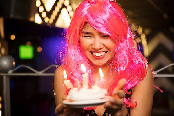 포토 JPG 응시 여자 얼굴 촛불 조명 실내 한명 미소 들기 사람 동양인 상반신 20대 성인 앞모습 신체부위 파티 케이크 축하 생일 즐거움 가발 클럽 생일축하 성인여자한명만 국내포토 1 시선 기념일 감정 뷰포인트 컨셉 초 모션 디저트 표정 인종 이벤트 청년 내부 여자한명만 성인여자만 파일형식