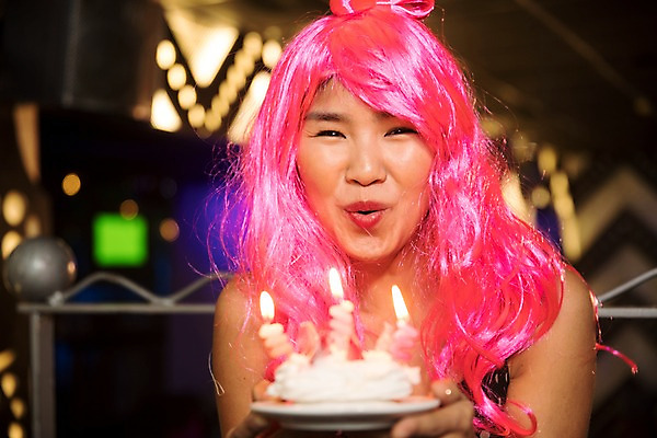 포토 JPG 응시 여자 얼굴 촛불 조명 실내 한명 미소 사람 동양인 상반신 20대 성인 앞모습 신체부위 파티 케이크 축하 생일 즐거움 가발 클럽 생일축하 성인여자한명만 바람불기 국내포토 1 시선 기념일 감정 뷰포인트 컨셉 초 디저트 표정 인종 이벤트 청년 내부 불기 여자한명만 성인여자만 파일형식