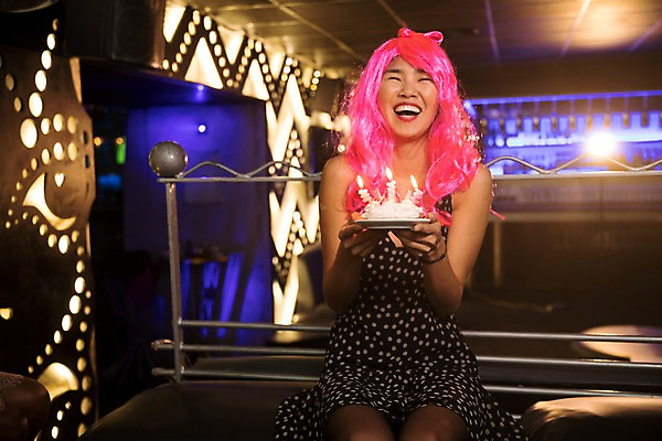 포토 JPG 여자 촛불 조명 실내 한명 웃음 들기 사람 앉기 동양인 상반신 20대 성인 앞모습 파티 케이크 축하 생일 즐거움 가발 클럽 생일축하 성인여자한명만 국내포토 1 기념일 감정 뷰포인트 컨셉 초 모션 디저트 표정 인종 이벤트 청년 내부 여자한명만 성인여자만 파일형식