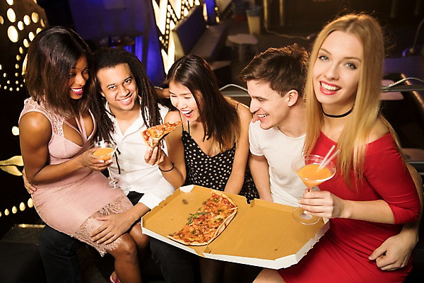 포토 JPG 서양인 응시 여자 남자 흑인 안기 조명 피자 실내 미소 사람 앉기 동양인 여러명 상반신 20대 성인 앞모습 옆모습 30대 친구 소파 칵테일 먹기 즐거움 클럽 피자조각 성인만 국내포토 외국인 시선 감정 뷰포인트 조각 다수 의자 관계 모션 주류 패스트푸드 서양음식 표정 인종 청년 내부 장년 파일형식