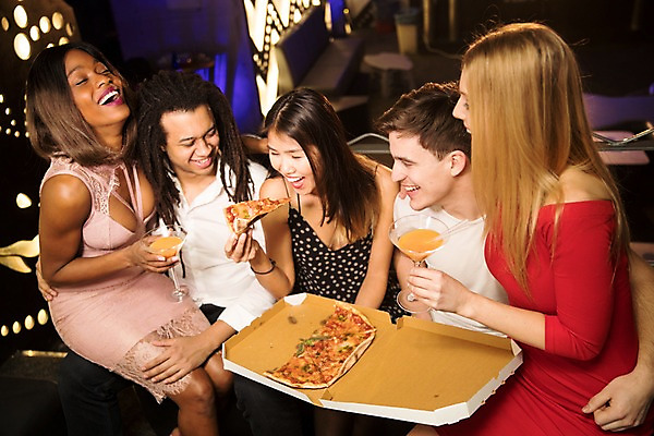 포토 JPG 서양인 여자 남자 조각 흑인 안기 조명 피자 실내 웃음 들기 사람 앉기 동양인 여러명 상반신 20대 성인 앞모습 옆모습 30대 친구 소파 칵테일 즐거움 클럽 성인만 국내포토 외국인 감정 뷰포인트 다수 의자 관계 모션 주류 패스트푸드 서양음식 표정 인종 청년 내부 장년 파일형식