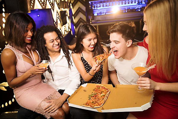 포토 JPG 서양인 여자 남자 흑인 안기 조명 피자 실내 미소 사람 앉기 동양인 여러명 상반신 20대 성인 앞모습 옆모습 30대 친구 칵테일 먹기 먹여주기 즐거움 클럽 성인만 국내포토 외국인 감정 뷰포인트 다수 관계 모션 주류 패스트푸드 서양음식 표정 인종 청년 내부 장년 파일형식