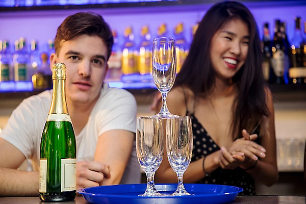 포토 JPG 서양인 커플 응시 여자 남자 술병 조명 쟁반 실내 미소 사람 동양인 상반신 20대 성인 두명 앞모습 30대 쌓기 전시 샴페인 클럽 샴페인잔 샴페인병 성인만 국내포토 외국인 시선 뷰포인트 술잔 관계 모션 병_용기 주류 표정 인종 청년 내부 장년 파일형식