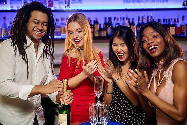 포토 JPG 서양인 응시 여자 남자 흑인 조명 실내 미소 사람 동양인 여러명 상반신 20대 성인 앞모습 옆모습 30대 친구 쌓기 전시 오픈 샴페인 박수 즐거움 클럽 샴페인잔 샴페인병 성인만 국내포토 외국인 시선 감정 뷰포인트 다수 술잔 관계 모션 술병 주류 표정 인종 손짓 청년 내부 장년 파일형식