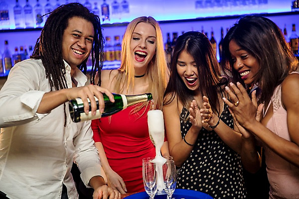 포토 JPG 서양인 응시 여자 남자 흑인 조명 실내 사람 동양인 여러명 상반신 20대 성인 앞모습 옆모습 30대 친구 쌓기 거품 붓기 샴페인 박수 즐거움 클럽 샴페인잔 샴페인병 성인만 국내포토 외국인 시선 감정 뷰포인트 다수 술잔 관계 모션 술병 주류 인종 손짓 청년 내부 장년 파일형식