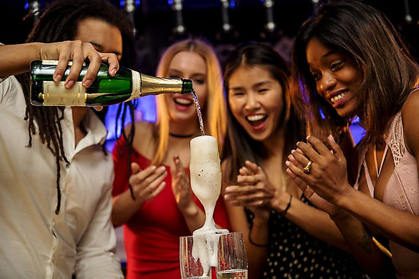 포토 JPG 서양인 응시 여자 남자 흑인 조명 실내 미소 사람 동양인 여러명 상반신 20대 성인 앞모습 옆모습 30대 친구 쌓기 거품 흐름 붓기 샴페인 박수 즐거움 클럽 샴페인잔 샴페인병 성인만 국내포토 외국인 시선 감정 뷰포인트 다수 컨셉 술잔 관계 모션 술병 주류 표정 인종 손짓 청년 내부 장년 파일형식