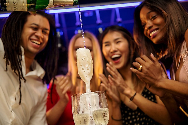 포토 JPG 서양인 여자 남자 흑인 조명 실내 미소 사람 동양인 여러명 상반신 20대 성인 앞모습 30대 친구 쌓기 붓기 샴페인 박수 즐거움 클럽 샴페인잔 샴페인병 성인만 국내포토 외국인 감정 뷰포인트 다수 술잔 관계 모션 술병 주류 표정 인종 손짓 청년 내부 장년 파일형식