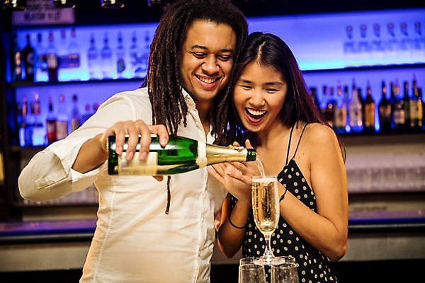 포토 JPG 서양인 커플 여자 남자 술병 조명 실내 미소 사람 동양인 상반신 20대 성인 두명 앞모습 30대 쌓기 전시 붓기 샴페인 박수 즐거움 클럽 샴페인잔 샴페인병 성인만 국내포토 외국인 감정 뷰포인트 술잔 관계 모션 병_용기 주류 표정 인종 손짓 청년 내부 장년 파일형식