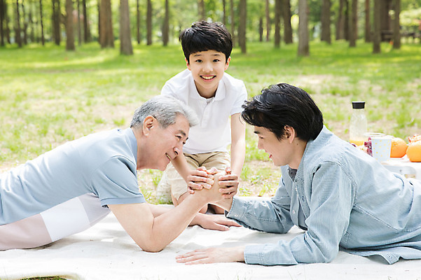 포토 JPG 주간 전신 나무 응시 노년 남자 어린이 엎드리기 40대 오렌지 가족 미소 사람 앉기 잔디 상반신 성인 야외 앞모습 옆모습 10대 세명 소풍 손잡기 주스 한국인 심판 숲 종이컵 삼대 돗자리 70대 팔씨름 남이섬 부자3대 부자지간 남자만 국내포토 자연요소 식물 시선 아들 음료 뷰포인트 섬 중년 과일 관계 모션 청소년 놀이 표정 동양인 컵 야외활동 아빠 일회용 강원도 파일형식