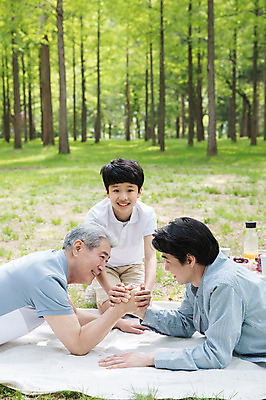 포토 JPG 주간 전신 나무 응시 노년 남자 음료 어린이 엎드리기 40대 가족 미소 사람 잔디 상반신 성인 야외 앞모습 옆모습 10대 세명 소풍 손잡기 한국인 심판 숲 삼대 돗자리 70대 남이섬 부자3대 부자지간 남자만 국내포토 자연요소 식물 시선 아들 뷰포인트 섬 중년 관계 모션 청소년 표정 동양인 야외활동 아빠 강원도 파일형식