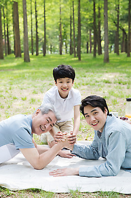 포토 JPG 주간 전신 나무 응시 노년 남자 음료 어린이 엎드리기 40대 가족 미소 사람 잔디 상반신 성인 야외 앞모습 옆모습 10대 세명 손잡기 한국인 삼대 돗자리 70대 팔씨름 남이섬 부자3대 부자지간 남자만 국내포토 자연요소 식물 시선 아들 뷰포인트 섬 중년 관계 모션 청소년 놀이 표정 동양인 아빠 강원도 파일형식