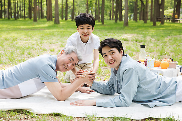 포토 JPG 주간 전신 응시 노년 남자 음료 어린이 엎드리기 40대 오렌지 가족 미소 사람 잔디 상반신 성인 야외 앞모습 옆모습 10대 세명 한국인 삼대 돗자리 70대 팔씨름 남이섬 부자3대 야외테이블 부자지간 남자만 국내포토 자연요소 식물 시선 아들 뷰포인트 섬 중년 과일 관계 모션 청소년 놀이 탁자 표정 동양인 아빠 강원도 파일형식