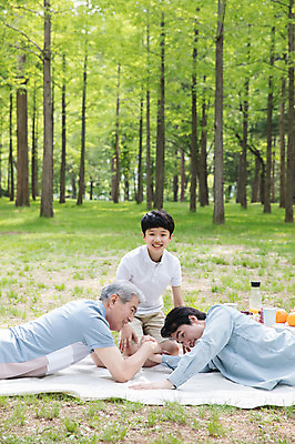 포토 JPG 주간 응시 노년 남자 음료 어린이 엎드리기 40대 과일 가족 미소 사람 상반신 성인 야외 앞모습 옆모습 10대 세명 한국인 삼대 돗자리 70대 팔씨름 남이섬 부자3대 야외테이블 부자지간 남자만 국내포토 자연요소 시선 아들 뷰포인트 섬 중년 관계 모션 청소년 놀이 탁자 표정 동양인 아빠 강원도 파일형식