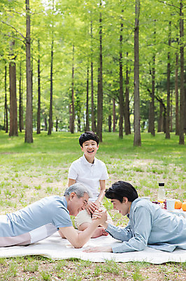 포토 JPG 주간 응시 노년 남자 음료 어린이 엎드리기 40대 과일 가족 미소 사람 앉기 상반신 성인 야외 앞모습 옆모습 10대 세명 소풍 마주보기 한국인 삼대 돗자리 70대 팔씨름 남이섬 부자3대 부자지간 남자만 국내포토 자연요소 시선 아들 뷰포인트 섬 중년 관계 모션 청소년 놀이 표정 동양인 야외활동 아빠 강원도 파일형식