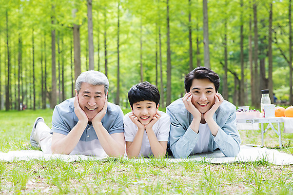 포토 JPG 주간 전신 응시 노년 남자 음료 어린이 엎드리기 40대 과일 가족 미소 사람 잔디 상반신 성인 야외 앞모습 10대 세명 소풍 턱괴기 한국인 숲속 삼대 돗자리 70대 남이섬 부자3대 야외테이블 부자지간 남자만 국내포토 자연요소 식물 시선 아들 뷰포인트 섬 중년 관계 모션 청소년 탁자 표정 동양인 야외활동 아빠 숲 강원도 파일형식