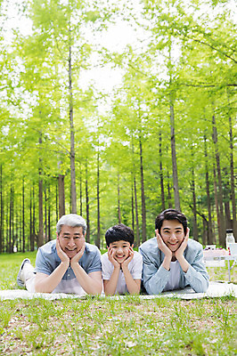 포토 JPG 주간 전신 나무 응시 노년 남자 음료 어린이 엎드리기 40대 가족 미소 사람 잔디 상반신 성인 야외 앞모습 10대 세명 소풍 한국인 숲속 삼대 돗자리 70대 남이섬 부자3대 야외테이블 부자지간 남자만 국내포토 자연요소 식물 시선 아들 뷰포인트 섬 중년 관계 모션 청소년 탁자 표정 동양인 야외활동 아빠 숲 강원도 파일형식
