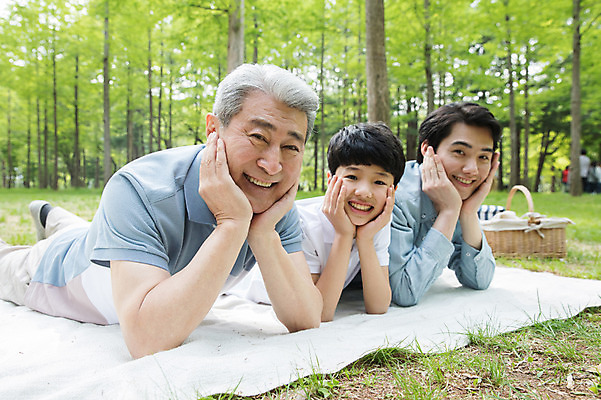 포토 JPG 주간 전신 나무 응시 노년 남자 어린이 엎드리기 40대 가족 미소 사람 잔디 상반신 성인 야외 앞모습 10대 세명 소풍 턱괴기 한국인 숲속 삼대 돗자리 70대 남이섬 부자3대 소풍바구니 부자지간 남자만 국내포토 자연요소 식물 시선 아들 뷰포인트 섬 중년 관계 모션 청소년 표정 동양인 야외활동 바구니 아빠 숲 강원도 파일형식