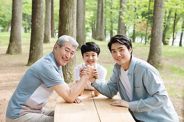 포토 JPG 주간 나무 응시 노년 남자 어린이 40대 의자 가족 미소 사람 앉기 상반신 성인 야외 앞모습 옆모습 10대 세명 손잡기 한국인 숲 삼대 70대 팔씨름 남이섬 부자3대 야외테라스 부자지간 남자만 국내포토 자연요소 식물 시선 아들 뷰포인트 섬 중년 가구 관계 모션 청소년 놀이 표정 동양인 발코니 아빠 강원도 파일형식