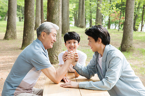 포토 JPG 주간 나무 응시 노년 남자 어린이 40대 가족 미소 사람 앉기 잔디 상반신 성인 야외 앞모습 옆모습 10대 세명 마주보기 손잡기 한국인 숲속 삼대 70대 팔씨름 남이섬 부자3대 야외테이블 부자지간 남자만 국내포토 자연요소 식물 시선 아들 뷰포인트 섬 중년 관계 모션 청소년 놀이 탁자 표정 동양인 아빠 숲 강원도 파일형식