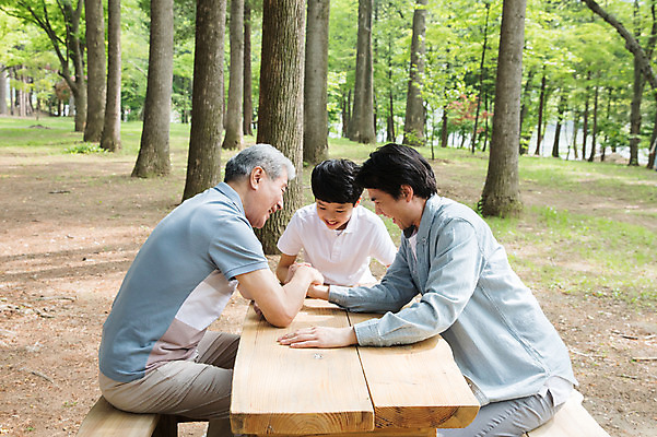 포토 JPG 주간 나무 응시 노년 남자 어린이 40대 벤치 가족 응원 미소 사람 앉기 잔디 상반신 성인 야외 앞모습 옆모습 10대 세명 한국인 숲 삼대 즐거움 70대 팔씨름 남이섬 부자3대 야외테이블 부자지간 남자만 국내포토 자연요소 식물 시선 감정 아들 뷰포인트 섬 중년 의자 관계 모션 청소년 놀이 탁자 표정 동양인 아빠 강원도 파일형식