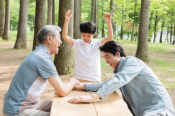 포토 JPG 주간 나무 노년 남자 어린이 40대 벤치 가족 응원 웃음 사람 앉기 상반신 성인 야외 앞모습 옆모습 10대 세명 손들기 기쁨 한국인 우승 숲속 삼대 70대 팔씨름 남이섬 부자3대 야외테이블 부자지간 남자만 국내포토 자연요소 식물 감정 아들 뷰포인트 섬 중년 의자 관계 모션 청소년 놀이 탁자 표정 동양인 최고 아빠 숲 강원도 파일형식