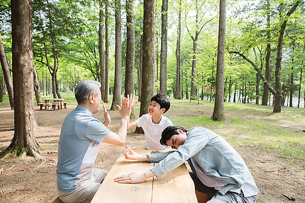 포토 JPG 주간 나무 노년 남자 어린이 40대 벤치 가족 미소 사람 앉기 상반신 성인 야외 앞모습 옆모습 10대 세명 마주보기 한국인 숲속 삼대 70대 하이파이브 남이섬 부자3대 야외테이블 부자지간 남자만 국내포토 자연요소 식물 아들 뷰포인트 섬 중년 의자 관계 모션 청소년 탁자 표정 동양인 손짓 아빠 숲 강원도 파일형식