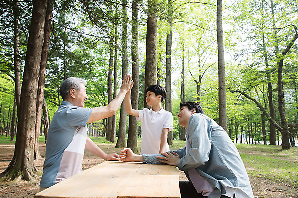 포토 JPG 주간 나무 공원 노년 남자 어린이 40대 벤치 가족 미소 사람 앉기 상반신 성인 야외 앞모습 옆모습 10대 세명 마주보기 한국인 숲 삼대 70대 하이파이브 남이섬 부자3대 야외테이블 부자지간 남자만 국내포토 자연요소 식물 공공시설 아들 뷰포인트 섬 중년 의자 관계 모션 청소년 탁자 표정 동양인 손짓 아빠 강원도 파일형식