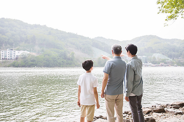 포토 JPG 주간 응시 노년 남자 어린이 40대 가족 서기 사람 상반신 성인 야외 뒷모습 10대 세명 강 한국인 암석 나뭇가지 가리킴 숲 강가 별장 삼대 펜션 70대 남이섬 부자3대 부자지간 남자만 국내포토 자연요소 나무 시선 아들 뷰포인트 섬 중년 관계 모션 청소년 숙소 주택 동양인 손짓 돌_바위 아빠 강원도 파일형식