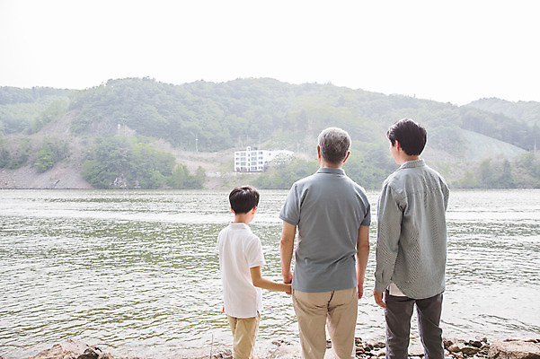 포토 JPG 주간 응시 노년 남자 어린이 40대 가족 서기 사람 상반신 성인 야외 뒷모습 10대 세명 손잡기 한국인 암석 숲 강가 별장 삼대 펜션 70대 남이섬 부자3대 부자지간 남자만 국내포토 자연요소 시선 아들 뷰포인트 섬 중년 관계 모션 청소년 숙소 주택 동양인 강 돌_바위 아빠 강원도 파일형식