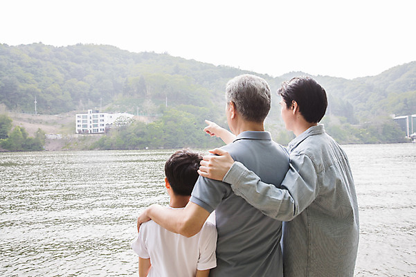 포토 JPG 주간 나무 응시 노년 남자 어린이 40대 가족 서기 사람 상반신 성인 야외 뒷모습 10대 세명 강 한국인 가리킴 숲 별장 삼대 펜션 70대 남이섬 부자3대 부자지간 남자만 어깨에손 국내포토 자연요소 식물 시선 아들 뷰포인트 섬 중년 관계 모션 청소년 숙소 주택 동양인 손짓 아빠 강원도 파일형식